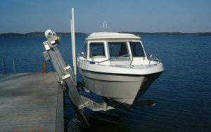 3,2 tonnin laiturinostin, korkeaprofiilinen matalaan veteen