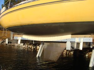 Dock lift tailored to the hull