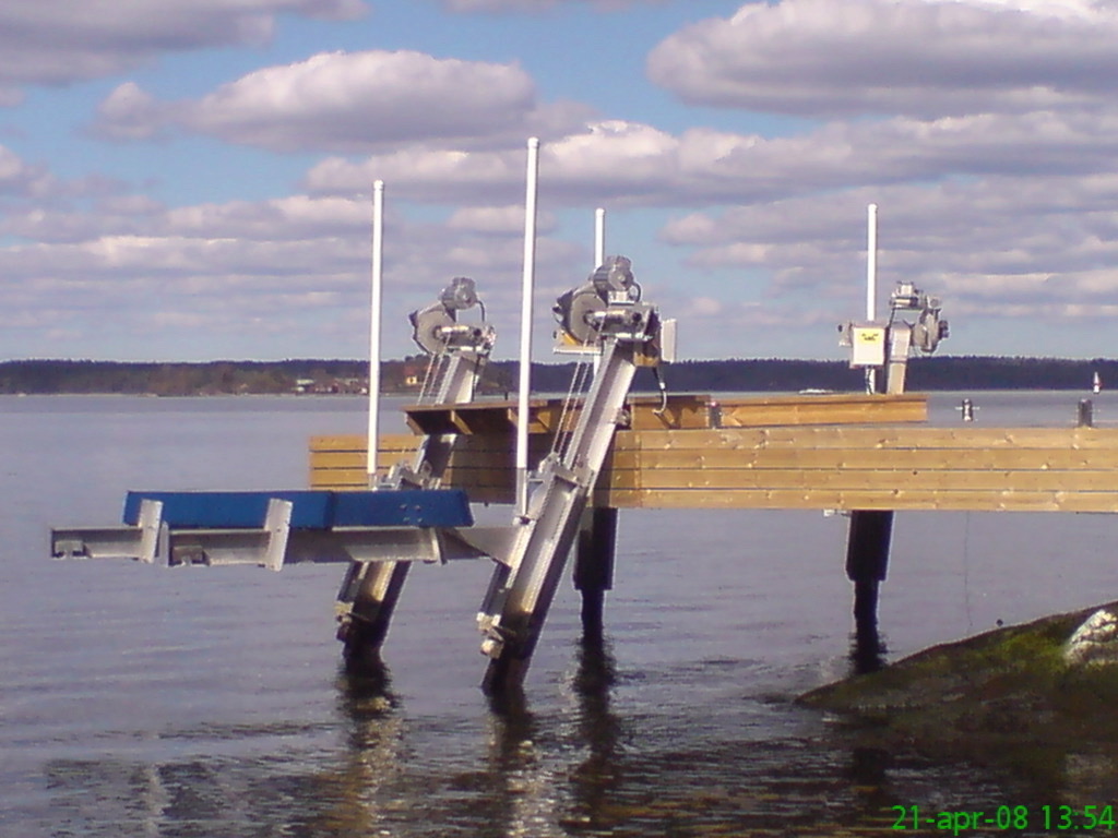 Dock suspended in two lifts