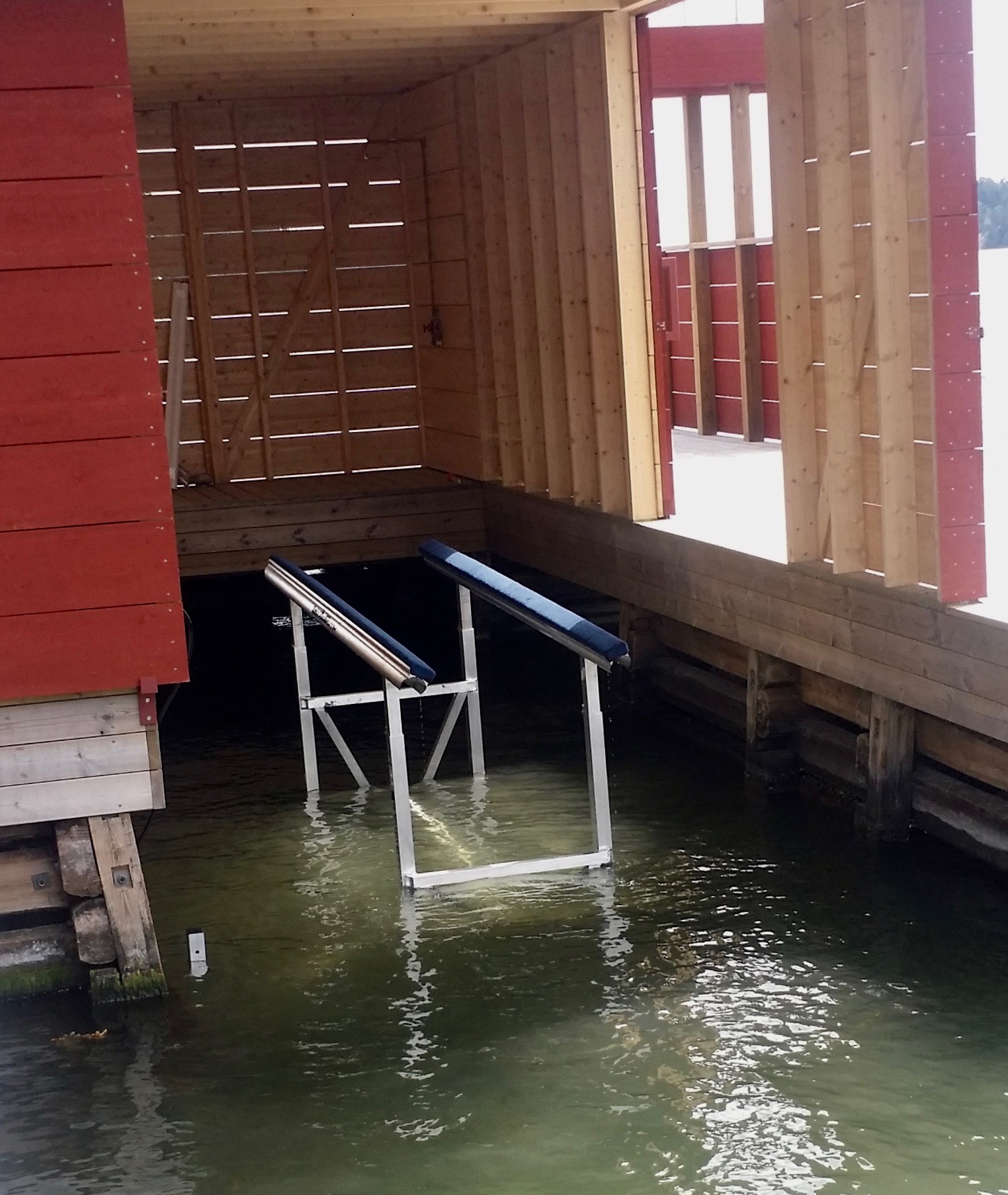 Hydraulic boat lift in boat house