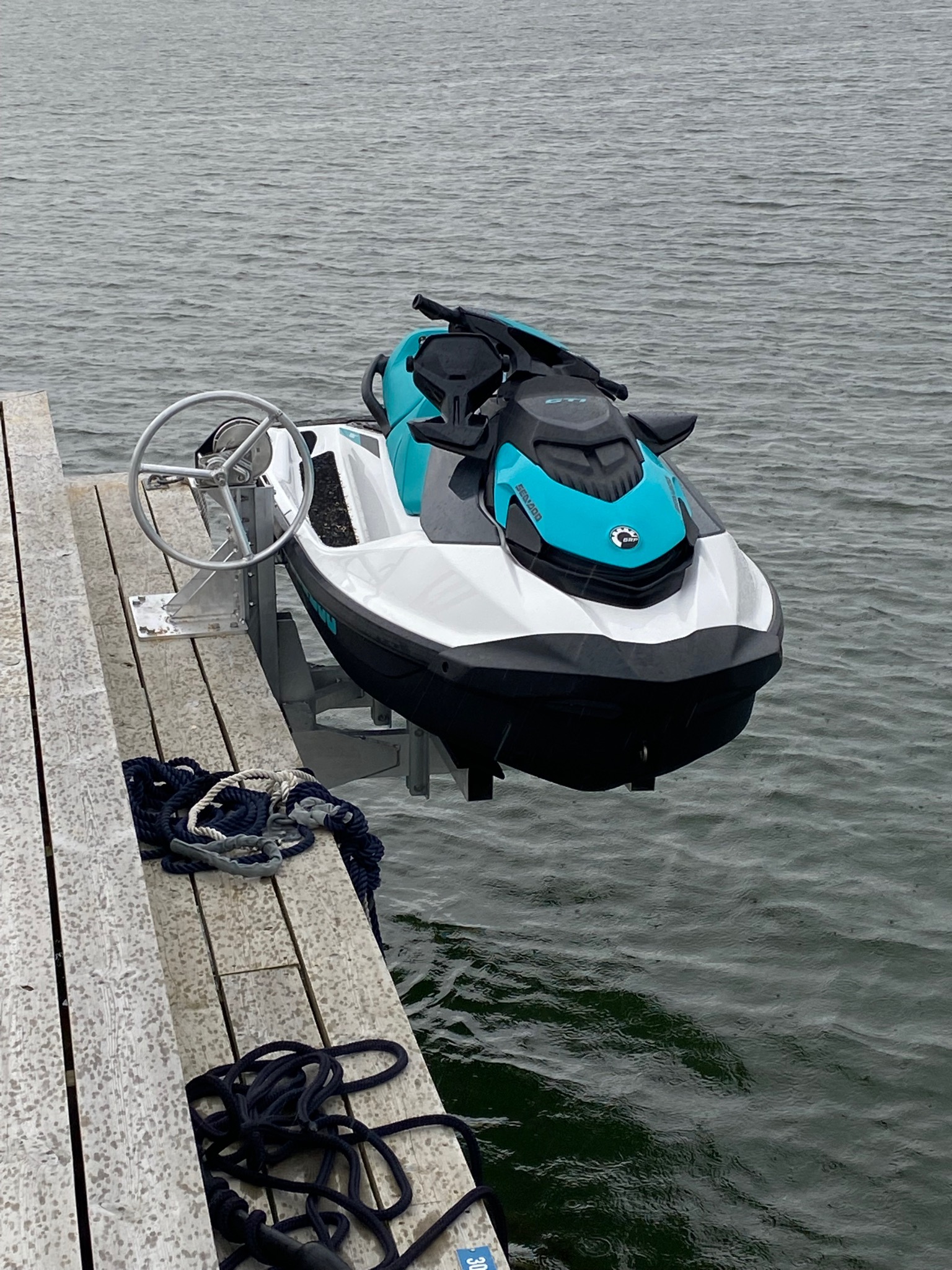 JS-1400 moottorikelkan kanssa