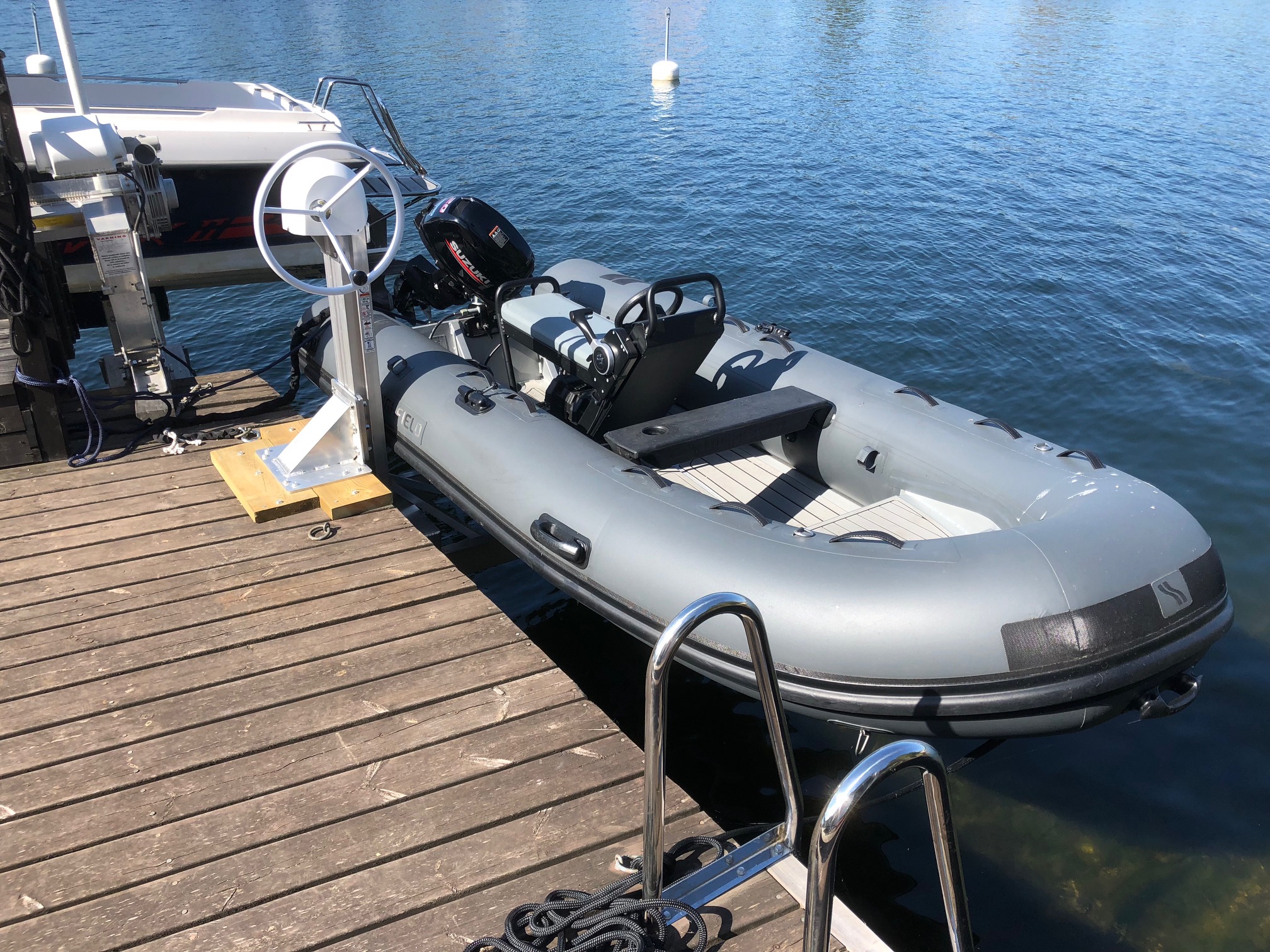 JS-1400 pienen RIB-veneen kanssa