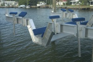 Kelkka veneille, joissa köli