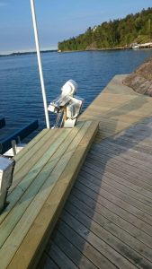 Laituri helpottamaan nousua veneeseen