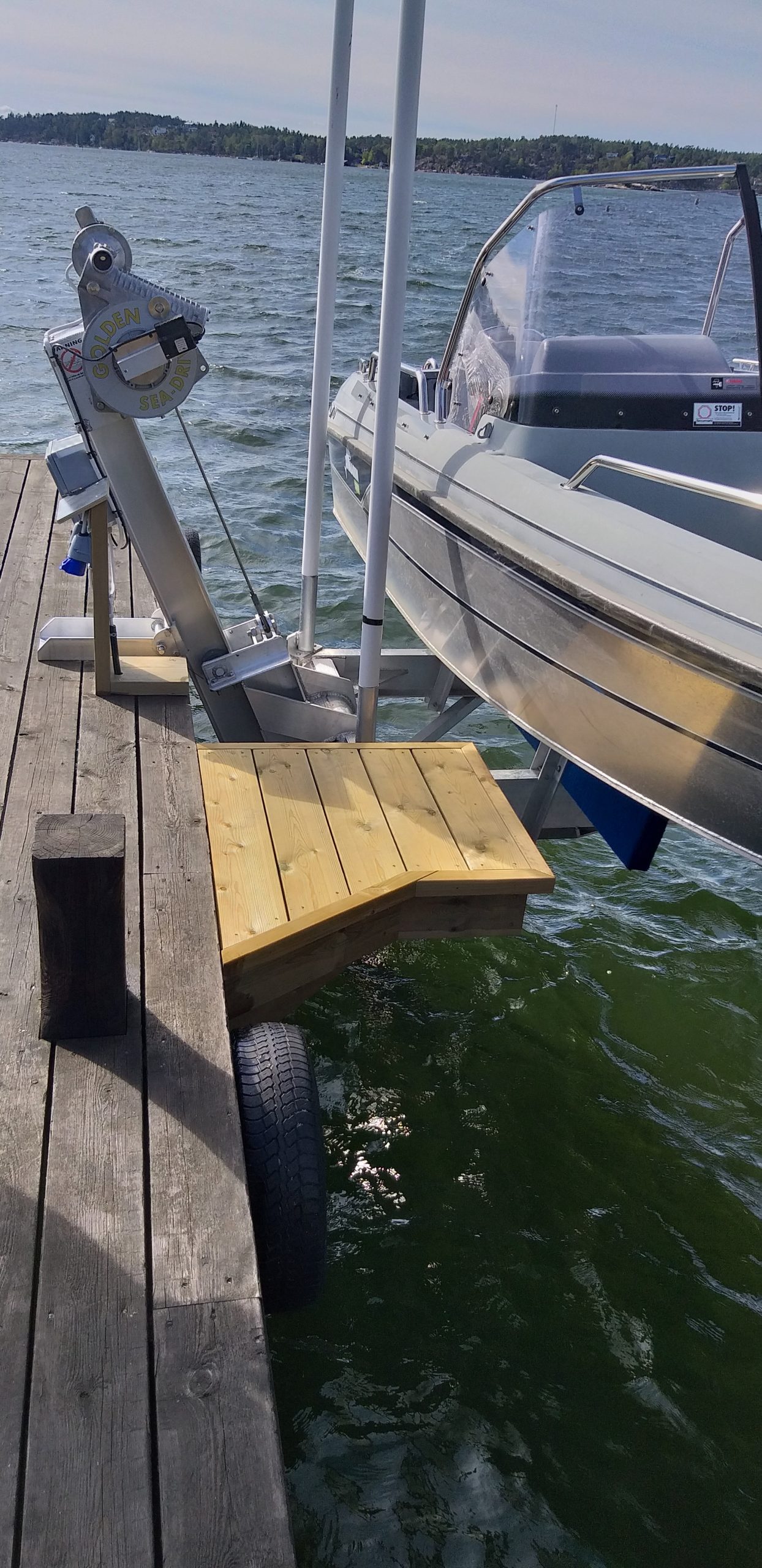 Laituri helpottamaan nousua veneeseen