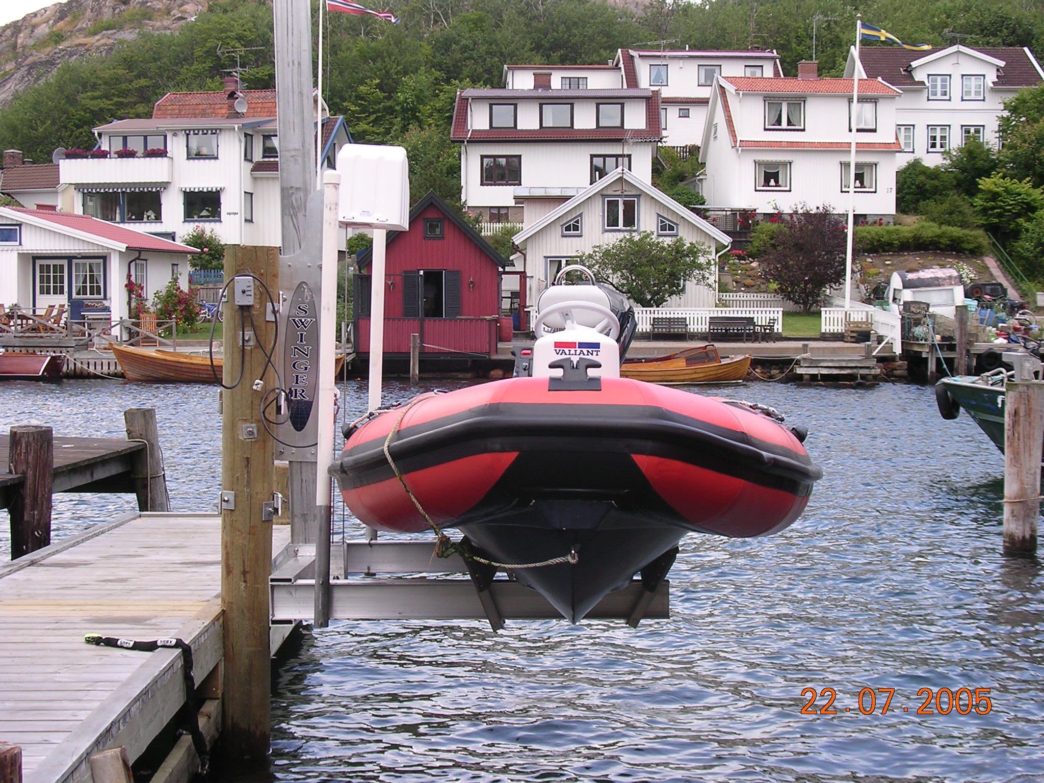 Moottorikelkkanostin Svinger JS 1500 (680 kg) veden päällä