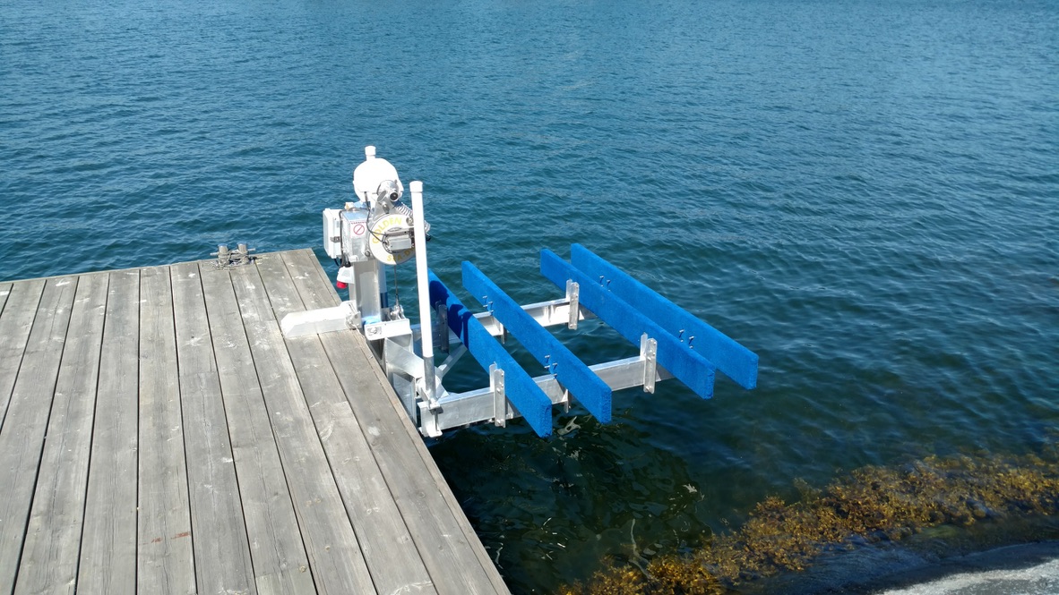 Nostin moottorikelkalle ja vesiskootterille (1-pilarinen laiturinostin 1,4 tonnia)