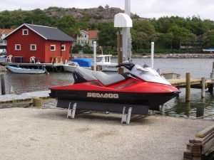 Snowmobile lift Svinger JS 1500 (680 kg) over land:dock