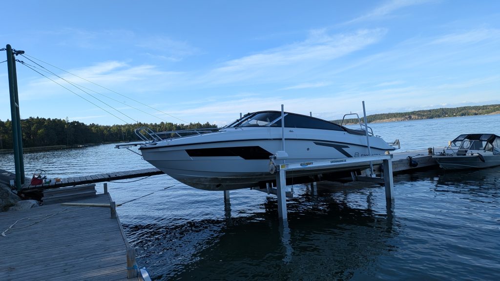 Freestanding boat lift